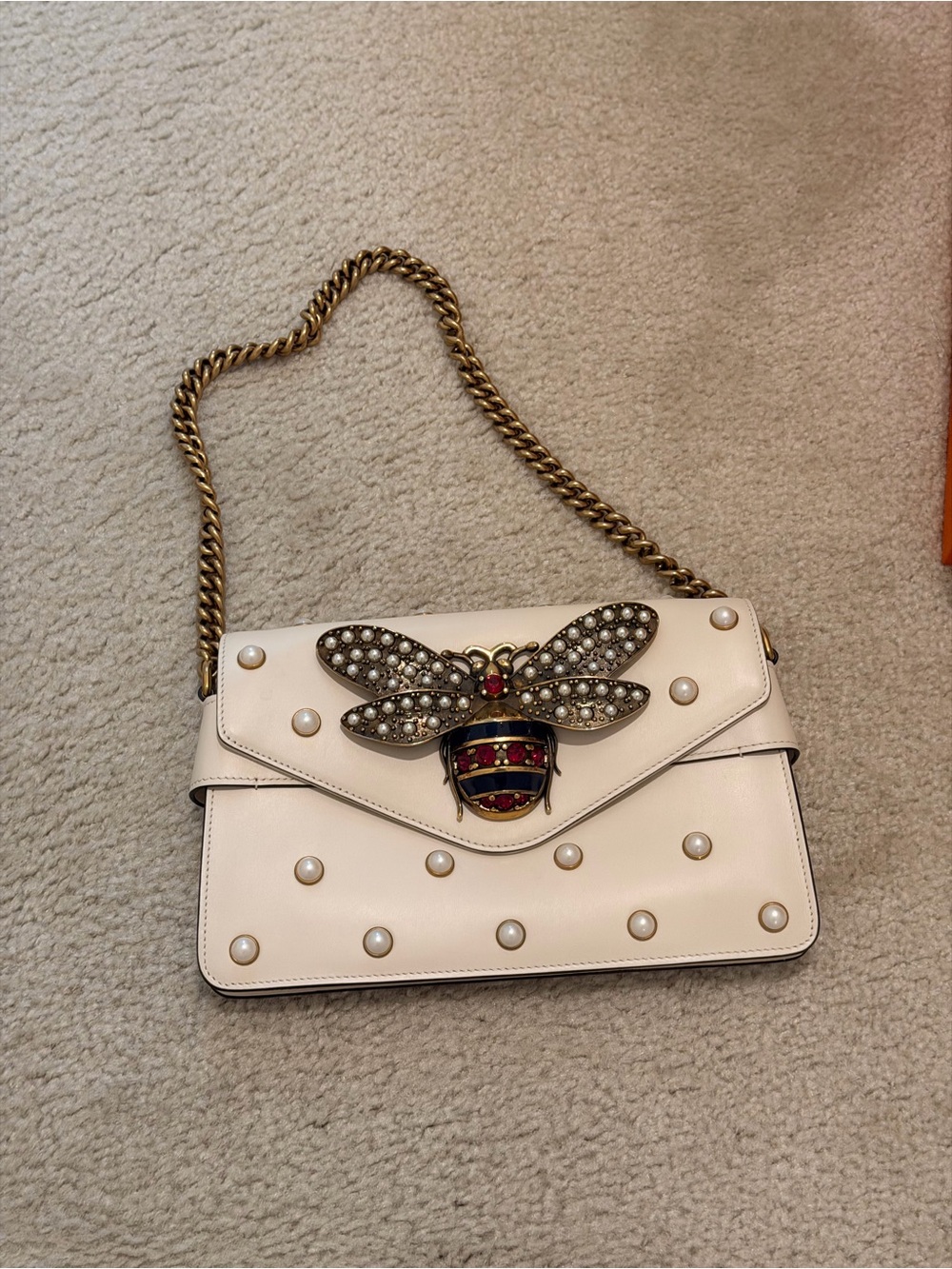 Gucci White Shoulder Bag with Pearl Studs and Jeweled Bee